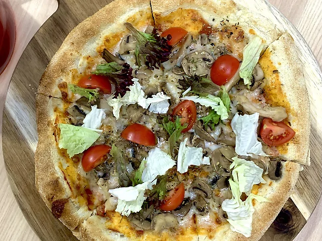 Pizza with chicken and mashroom