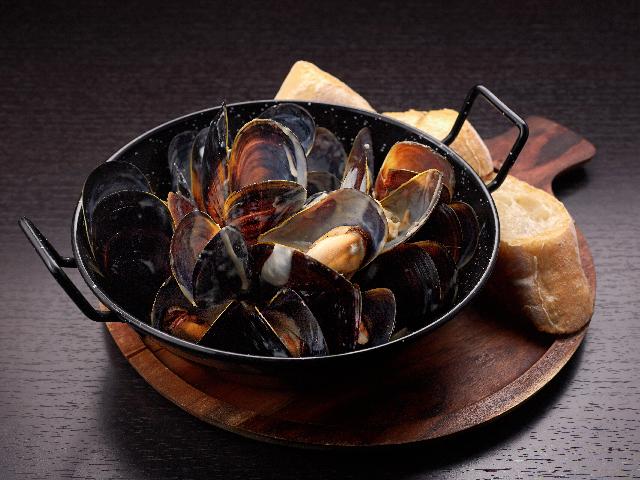 Black Sea mussels with white wine, fresh tomatoes and herbs