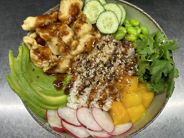 Bowl with tempura chicken