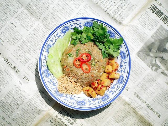Смажений рис з тофу світ чилі та свіжими овочами
