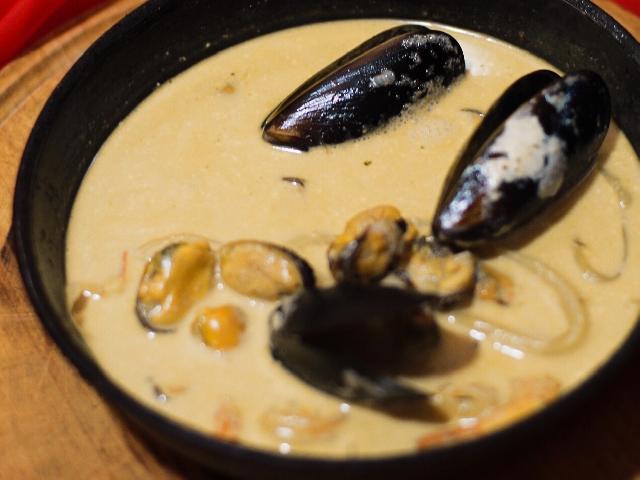 Сковорідка з морепродуктами у вершковому соусі