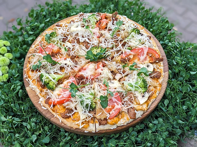 Піца GreenBeef  с veg-мясом, баклажанами, грибами и моцареллой