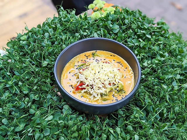 Східний суп з овочами та пастою каррі