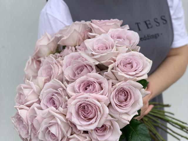 Букет из 31 лиловой розы