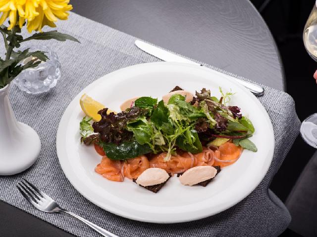 Слабосолоний лосось, крем із підкопченого лосося на чорній грінці, авокадо та зелений салат