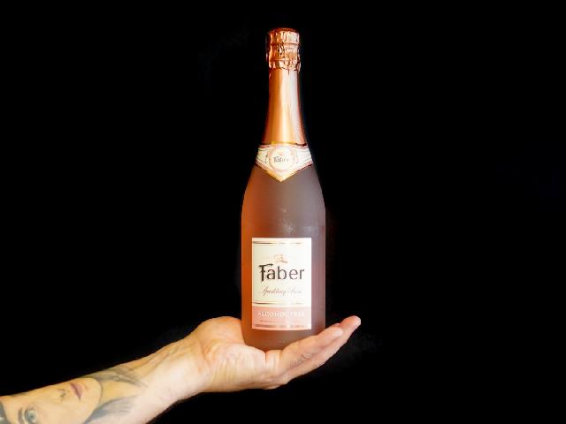 Безалкогольне ігристе рожеве напівсолодке вино Faber
