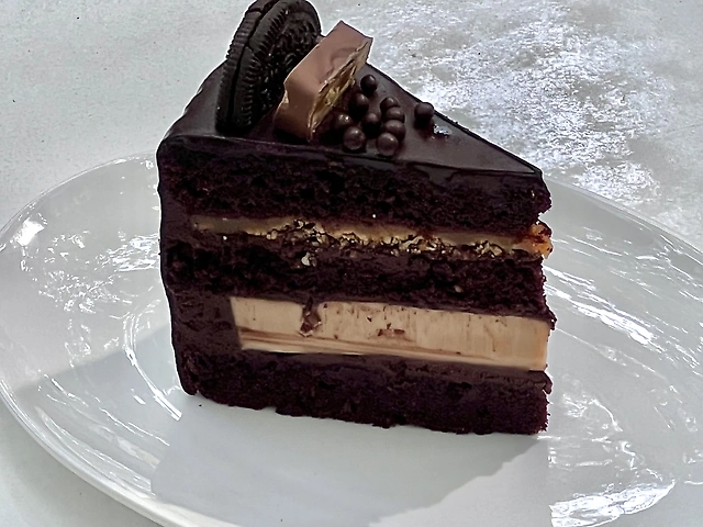 Шоколадний торт із карамельною намелакою
