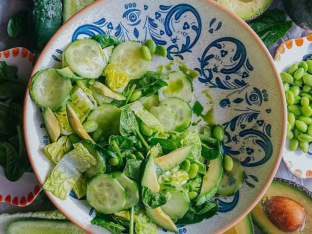 Зелений салат марулі з авокадо і бобами едамаме