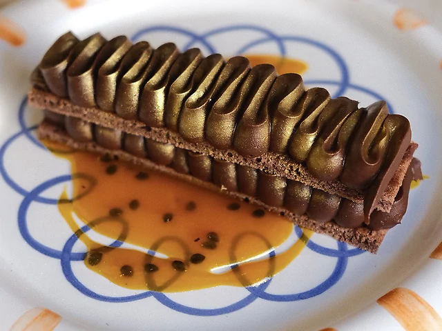 Шоколадний торт з кремом ганаш на мигдально-шоколадному бісквіті з соусом манго-маракуйа
