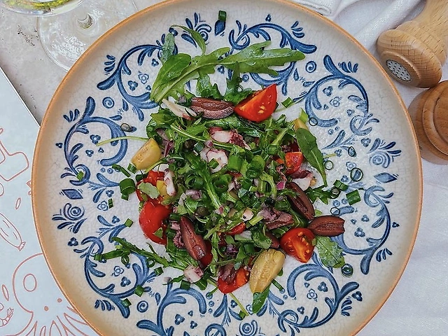Салат з восьминогом, каперсами, грецькими оливками та чері