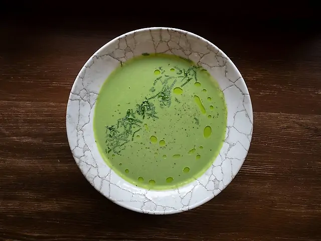 Крем суп із зеленого горошку з м'ятою