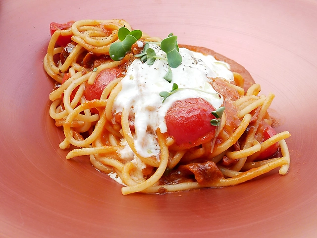 Спагетті al Pomodoro зі страчателлою