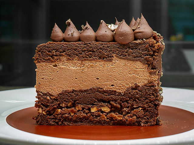 Шоколадний торт із бельгійського шоколаду з горіховим праліне