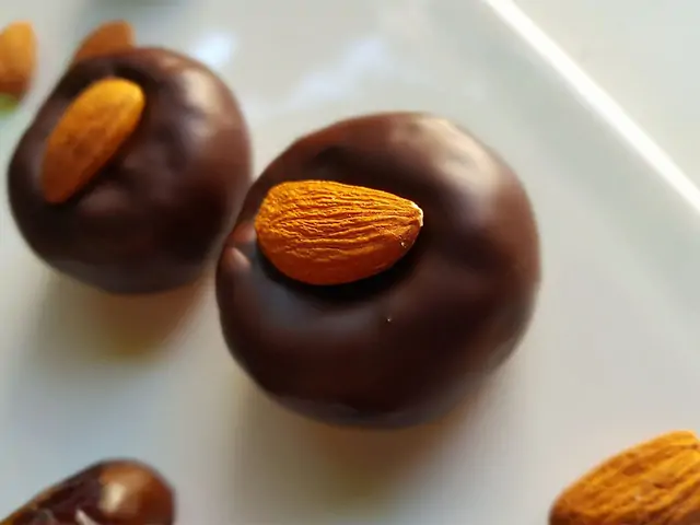 Фінік з мигдалем у шоколаді