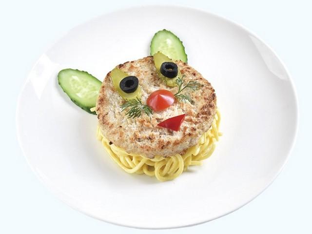 Куриная котлета со спагетти в сливочном соусе