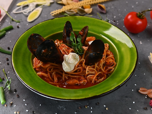 Спагетті з мідіями в томатному соусі з додаванням крем-сиру