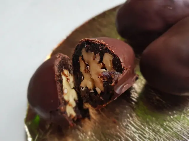 Чорнослив з волоським горіхом у шоколаді