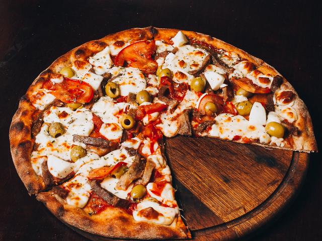 Ржаная пицца с говяжьим языком и томатами: Пицца