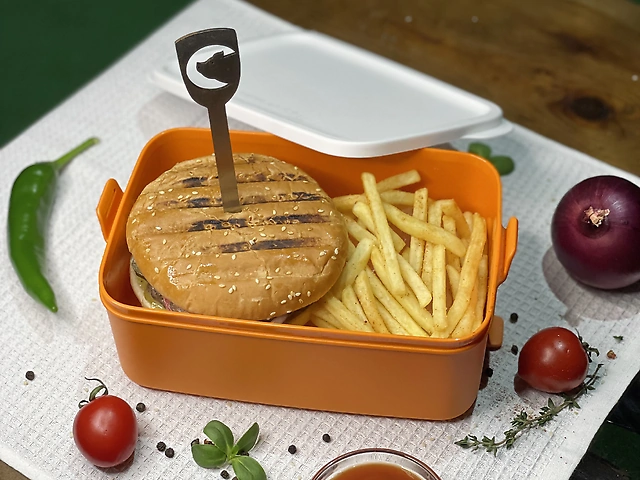 Burger with pulled pork: Бургер з рваною свининою