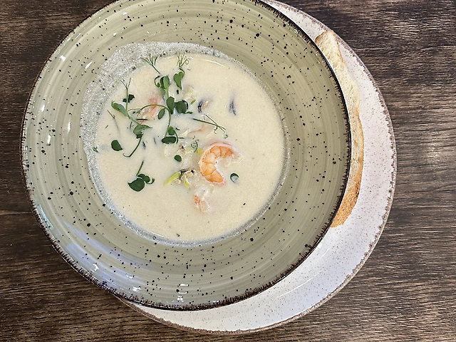 Суп з морепродуктами , вершками та анісом