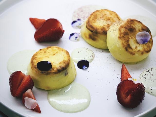 Сырники и крем Патисьер с ягодами / Cottage cheese pancakes, Patisser cream, berries