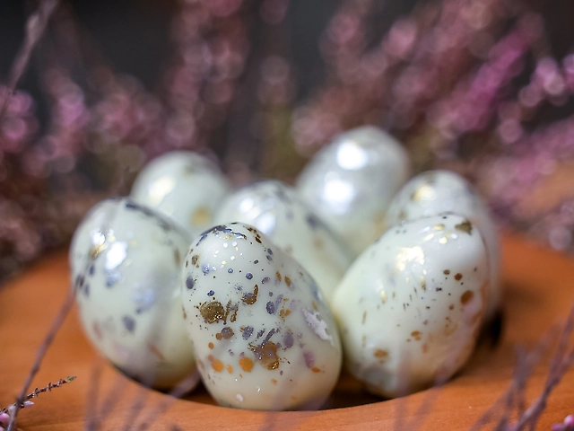 Пасхальне яйце у білому шоколаді