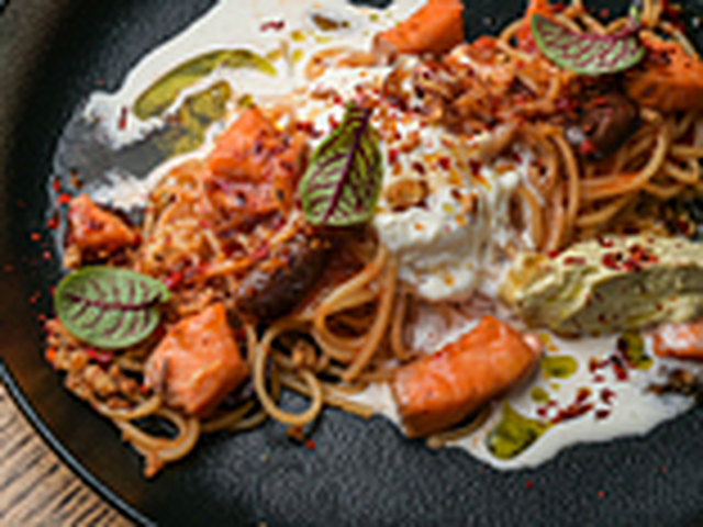Спагетті з лососем та анчоусами