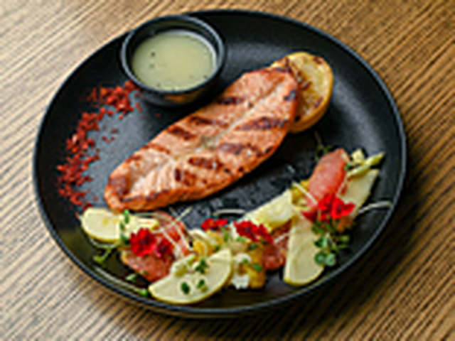 Стейк з філе лосося з цитрусовим салатом